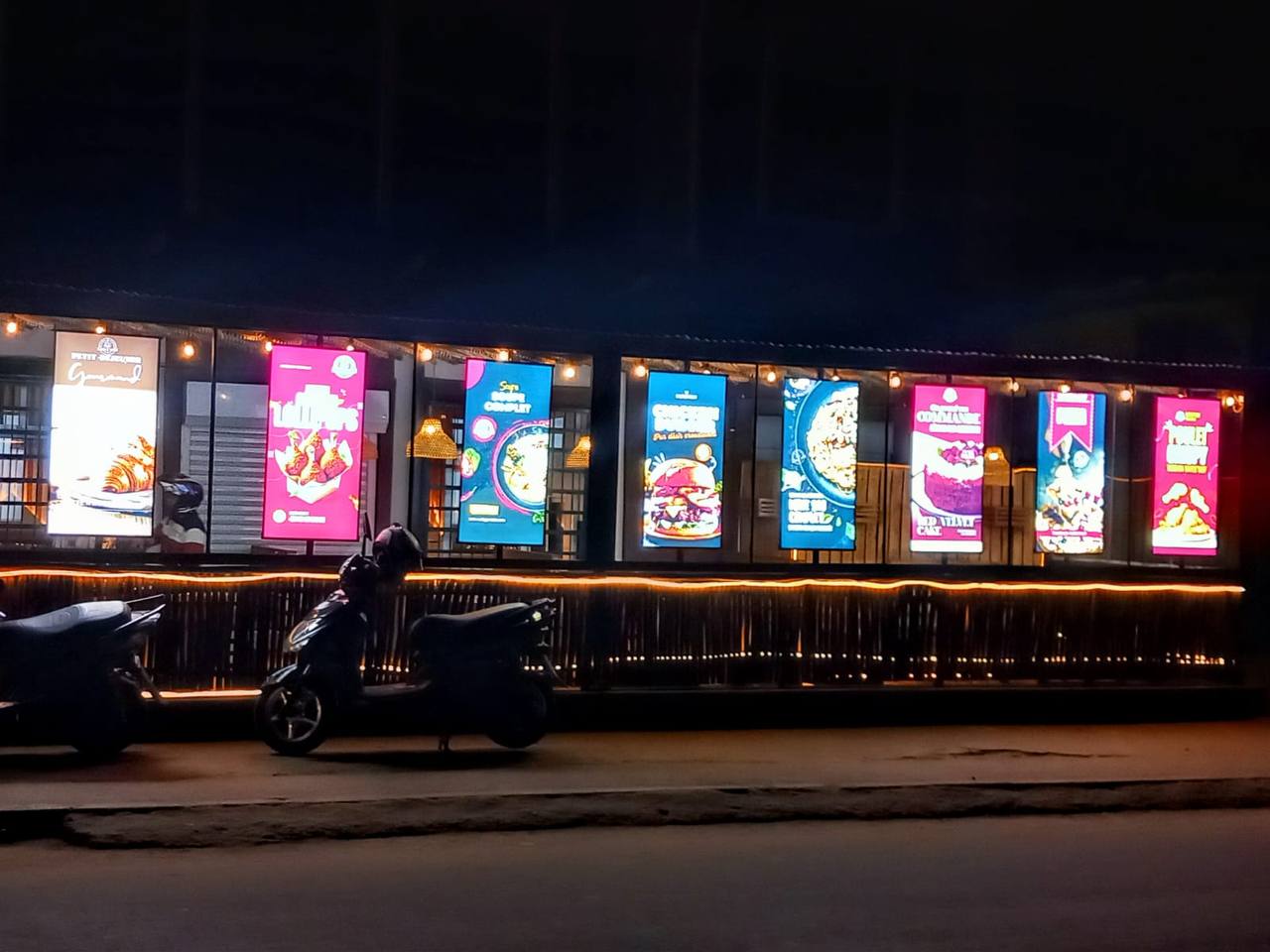 Foodtruck KafeS'mof de nuit devant la gare d'Antsirabe